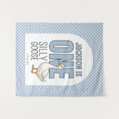 カスタムモダンブルーワン間抜けグースファースト誕生日 タペストリー (正面(横))