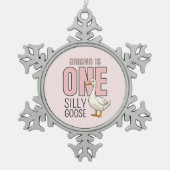 カスタムモダンワン間抜けグースファースト誕生日 スノーフレークピューターオーナメント (正面)