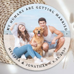 カスタムモダン婚約PET結婚の犬の写真 ラウンドペーパーコースター<br><div class="desc">あなたの祝婚約と犬の結婚式はユニーク、これらの写真と日付を保存し、「私の人間が結婚している取得」結婚式は日付コースターを保存します。写真カスタマイズと名お気に入りの前と日付。このカスタム写真のコースター結婚は、婚約パーティの好意に最適であり、犬の代わりに日付カードを保存する。COPYRIGHT © 2020 Judy Burrows,  Black Dog Art - All Rights Reserved.カスタムモダン婚約PET結婚のドッグフォトラウンド紙コースター</div>