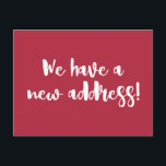 カスタムモダン赤スタイリッシュ引越 ポストカード<br><div class="desc">この赤い「新しい住所モダンを持っている！」ポストカードでスタイルにあなたの移動を発表する。赤い背景に白はっきりしたい手書きのスクリプトをデザインしスタイリッシュて、友人や家族に連絡する方法だ。新しいアドレスとメッセージを使用して、背面で完全にカスタマイズ可能。おもしろい、ミニマルな更新カードは、移動したばかりの新しい住宅所有者、賃貸人、またはカップルに最適。</div>