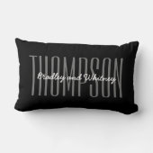 カスタムモダン黒の姓 ランバークッション (裏面)