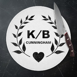 カスタムモノグラムと姓ローレルとハート カッティングボード