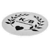 カスタムモノグラムと姓ローレルとハート カッティングボード (角)