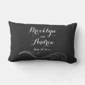 カスタムモノグラムの白黒結婚の枕 ランバークッション (裏面)