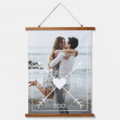 カスタムモノグラムスタイリッシュ愛ハート矢印2024 吊り下げ型タペストリー (正面)