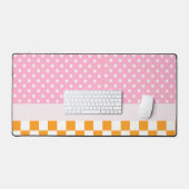 カスタムモノグラムピンクオレンジ水玉模様チェック デスクマット (キーボード&マウス)