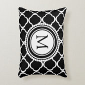 カスタムモノグラムブラック及びホワイトフローラクローバー アクセントクッション (正面(垂直))