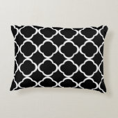 カスタムモノグラムブラック及びホワイトフローラクローバー アクセントクッション (裏面)