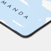 カスタムモノグラム可愛いガーリーブルークラウドギフト デスクマット (コーナー)