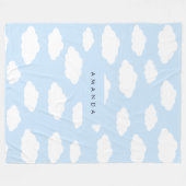 カスタムモノグラム可愛いガーリーブルークラウドギフト フリースブランケット (正面(横))