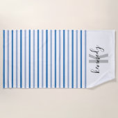 カスタムモノグラム名ライトブルーダークブルーストライプの ビーチタオル (正面)