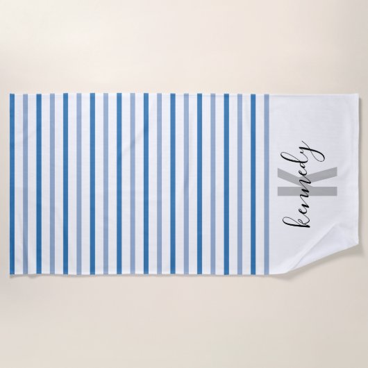 カスタムモノグラム名ライトブルーダークブルーストライプの ビーチタオル (正面)