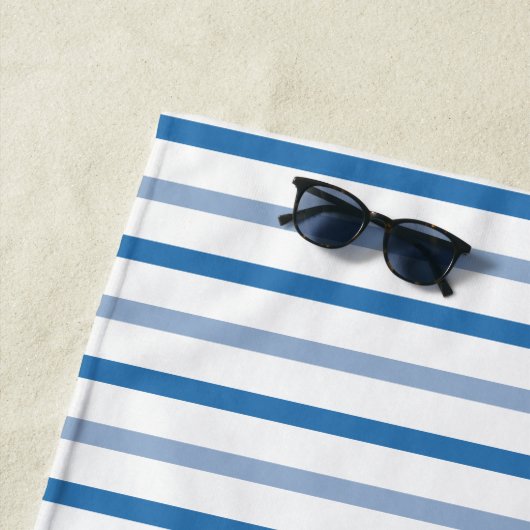 カスタムモノグラム名ライトブルーダークブルーストライプの ビーチタオル (インサイチュ)