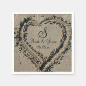 カスタムモノグラム名日付ビーチ結婚式砂ハート スタンダードカクテルナプキン (正面)