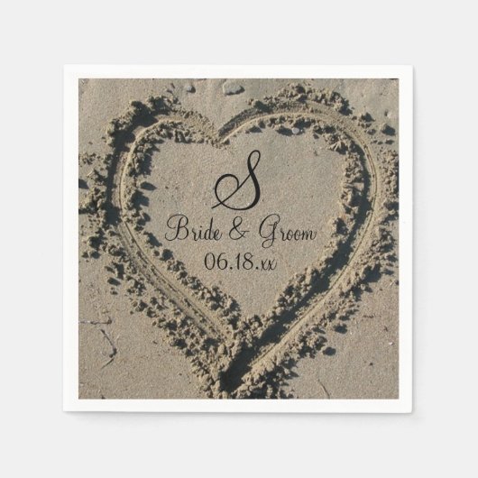 カスタムモノグラム名日付ビーチ結婚式砂ハート スタンダードカクテルナプキン (正面)