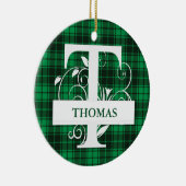 カスタムモノグラム文字T緑の格子背景 セラミックオーナメント (右)