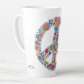 カスタムモノグラム花の平和サイン カフェラテマグ (左アングル)