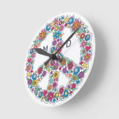 カスタムモノグラム花の平和サイン ラウンド壁時計 (傾斜)