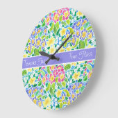 カスタムラウンドクロック、春プリムローズ、パウダーブルー ラージ壁時計 (傾斜)