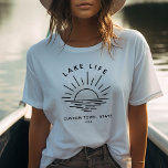 カスタムレイクライフサンセットミニマルモダンリストボホ Tシャツ<br><div class="desc">ボホレイクビベス！私たち運のtシャツと町の日の入った魔法ユニーク。カスタムモダン湖の休暇に最適。🌅👜 #LakeLifeStyle #BohoChic</div>