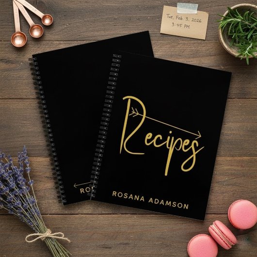 カスタムレシピジャーナル (黒革の書物とゴールドの筆記体) ノートブック