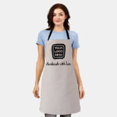 カスタムロゴと文字ベージュパーソナライズされたブラック エプロン (着用した状態)