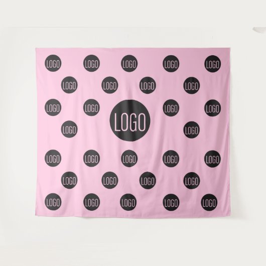 カスタムロゴの背景会社のピンクのステップとリピート タペストリー (正面(横))