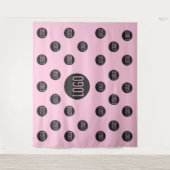 カスタムロゴの背景会社ピンクのステップアンドリピート タペストリー (正面)