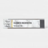 カスタムロゴを白い大理石でエレガント表示 デスクネームプレート (正面)