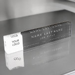カスタムロゴプロフェッショナル デスクネームプレート<br><div class="desc">お客様カスタムの名前と職業または役職の追加のためのホワイトレタ付きタイポグラフィと独自のロゴラグジュアリーエグゼクティブブラックフォイル金属ステンレススチールミニマリスト事業名プレートを追加すモノグラムのる。Classy Foil Metalビジネスプロフェッショナル名プレートはカスタマイズお名前として使用できる。一致連絡品のデザカスタマイズイナーへ。</div>