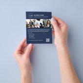 カスタムロゴ写真QRプロフェッショナルブルービジネス チラシ (手)