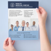 カスタムロゴ写真QR Healthcare Clinic Doctor Blue チラシ (手)