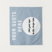 カスタムロゴ&引用文バナパーソナライズされたダスティブルー タペストリー (正面)