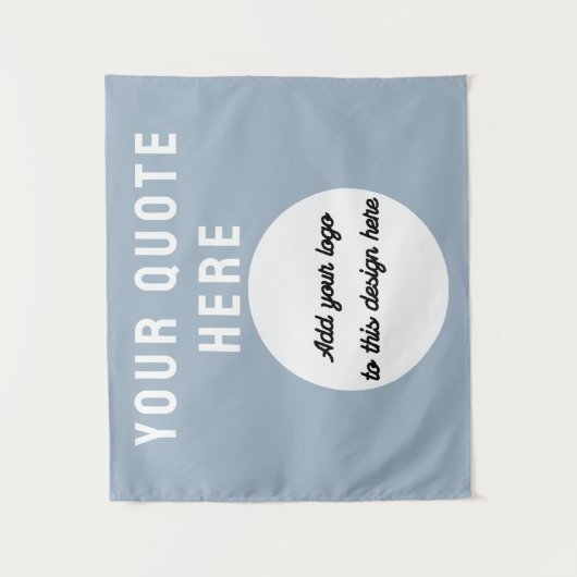 カスタムロゴ&引用文バナパーソナライズされたダスティブルー タペストリー (正面)