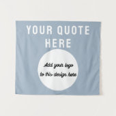 カスタムロゴ&引用文バナパーソナライズされたダスティブルー タペストリー (正面(横))