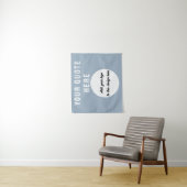 カスタムロゴ&引用文バナパーソナライズされたダスティブルー タペストリー (インサイチュ)