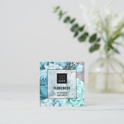 カスタムロゴQRコードシルバーグレーフローラアクアブルー スクエア名刺 (スタンド正面)