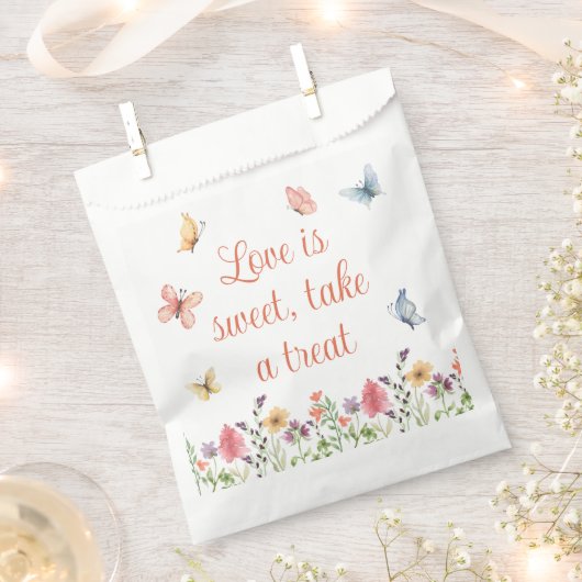 カスタムワイルドフラワーズブライダルシャワー フェイバーバッグ (クリップ留めされた状態)