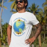 カスタムワールドツアーアースのひまわりクール Tシャツ<br><div class="desc">カスタマイズ素晴らしツアーのバンドや家族旅行のツアーtシャツ。地球は包まれたひまわりの美しいフローラリースとつる植物にある。可愛いカスタム旅のTは地球を探索する。</div>
