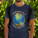 カスタムワールドツアーアースひまわり海外旅行 Tシャツ<br><div class="desc">カスタマイズ素晴らしツアーのバンドや家族旅行のツアーtシャツ。地球は包まれたひまわりの美しいフローラリースとつる植物にある。可愛いカスタム旅のTは地球を探索する。</div>