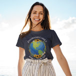 カスタムワールドツアーアースサンフラワートラベルウィメンズ Tシャツ<br><div class="desc">カスタマイズ素晴らしツアーの女性のtシャツでツアーのバンドや家族旅行に行く。地球は包まれたひまわりの美しいフローラリースとつる植物にある。可愛いカスタム旅のTは地球を探索する。</div>