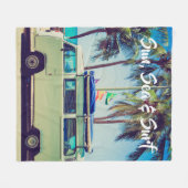 カスタムヴィンテージビーチキャンパーバスとヤシの木： フリースブランケット (正面(横))