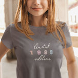 カスタムヴィンテージ第40回バースデーリミテッドエディション Tシャツ<br><div class="desc">スタイルカスタムのヴィンテージ40thバースデーリミテッドエディションTシャツは、の節目の誕生日に祝最適な方法である。この限定版Tシャツはクラシックとタイムレスなヴィンテージスクリプトデザインを備えはっきりした、グルーヴィーなボホ文字で前面に表示され、あなたの選択の顕著な年。あなたは、愛する人のために特別な贈り物を探したり、思い出に残る記念の品に自分を扱おうと思ったとしても、カスタムヴィンテージ40th Birthday Limited Edition T-shirtは必ず何年も大切な思い出に来なります。このよ恋しく思うなTシャツと40歳の誕生日をスタイルで所有する機会に出て行くない。</div>