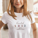 カスタムヴィンテージ第40回バースデーリミテッドエディション Tシャツ<br><div class="desc">スタイルカスタムのヴィンテージ40thバースデーリミテッドエディションTシャツは、の節目の誕生日に祝最適な方法である。この限定版Tシャツはクラシックとタイムレスなヴィンテージスクリプトデザインを備えはっきりした、グルーヴィーなボホ文字で前面に表示され、あなたの選択の顕著な年。あなたは、愛する人のために特別な贈り物を探したり、思い出に残る記念の品に自分を扱おうと思ったとしても、カスタムヴィンテージ40th Birthday Limited Edition T-shirtは必ず何年も大切な思い出に来なります。このよ恋しく思うなTシャツと40歳の誕生日をスタイルで所有する機会に出て行くない。</div>
