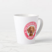 カスタム写真この人はペットの名前だ カフェラテマグ (右アングル)