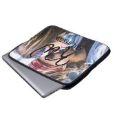 カスタム写真とブラシ文字モノグラム ラップトップスリーブ (正面下部)