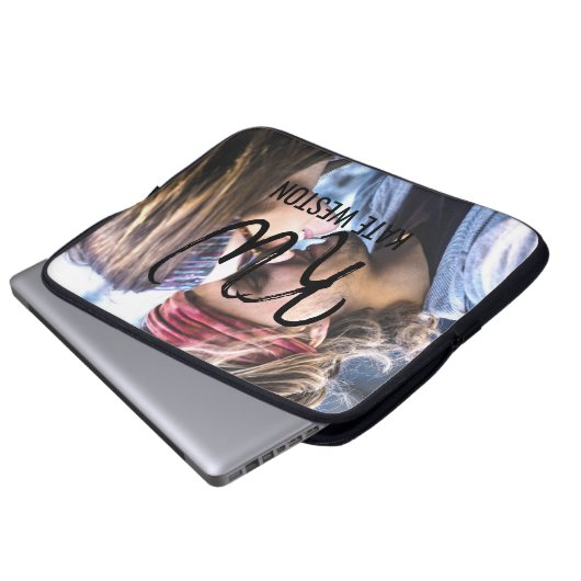 カスタム写真とブラシ文字モノグラム ラップトップスリーブ (正面下部)