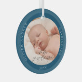 カスタム写真と名前ベビーの初めてのクリスマス青 ガラスオーナメント (正面右)
