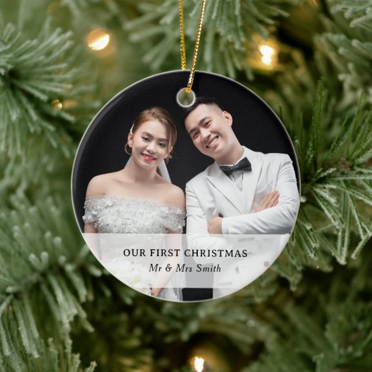 カスタム写真と名前付きの初めてのクリスマス Mr. & Mrs セラミックオーナメント (ツリー)