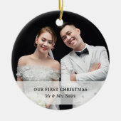 カスタム写真と名前付きの初めてのクリスマス Mr. & Mrs セラミックオーナメント (正面)